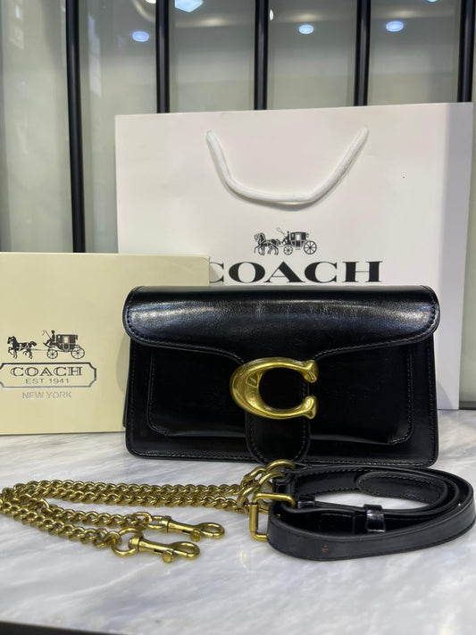 Elegant Leather Shoulder Bag – Vintage Style with Gold Chain and "C" Buckle Hardware