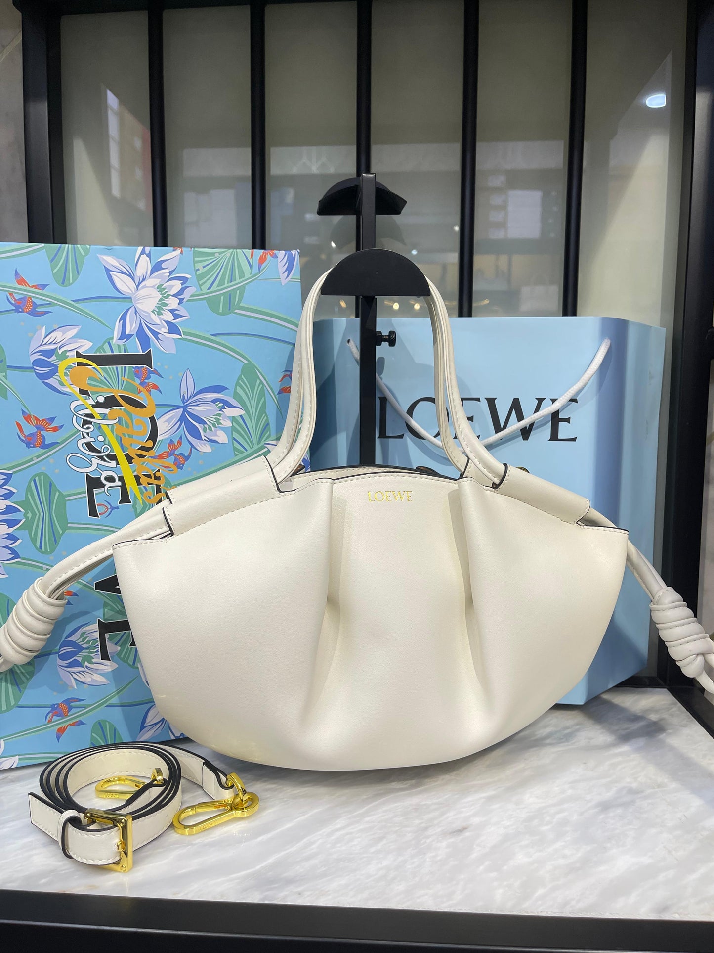 Croissant Elegant Leather Tote with Detachable Shoulder Strap