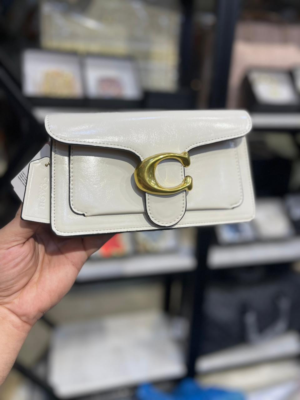 Elegant Leather Shoulder Bag – Vintage Style with Gold Chain and "C" Buckle Hardware