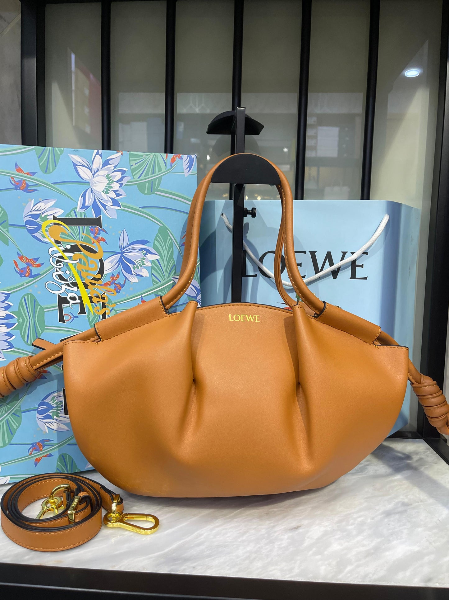 Croissant Elegant Leather Tote with Detachable Shoulder Strap