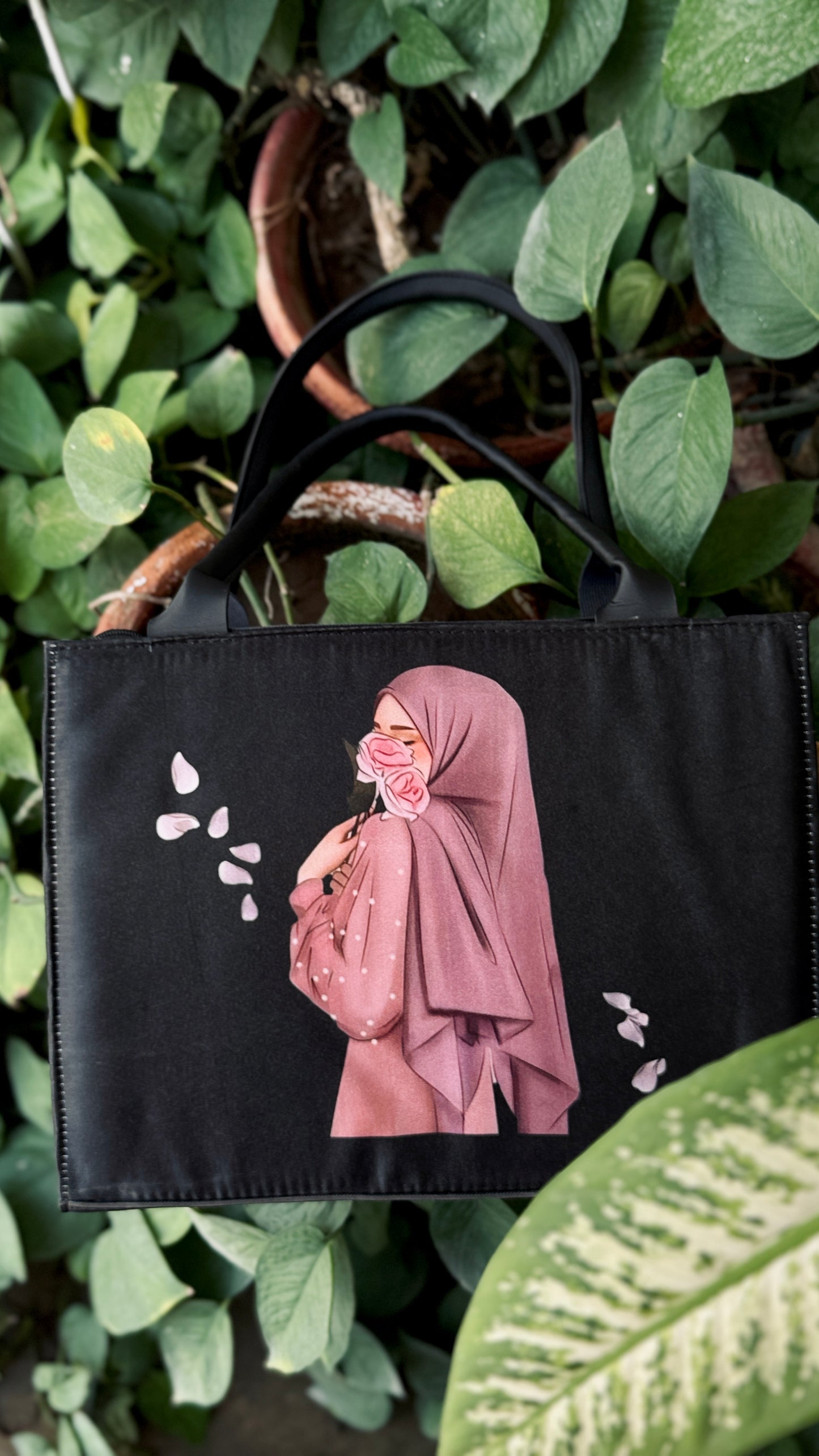 Serene Hijabi Illustration Handbag🧕✨